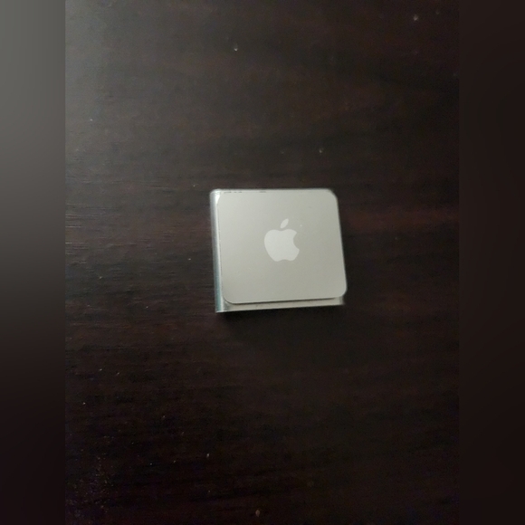 Apple Shuffle IPod 4th Generation For Parts/Repair - Picture 3 of 5